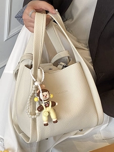 Borsa a secchiello minimalista in pelle beige con stampa Fashion e ciondolo di perle