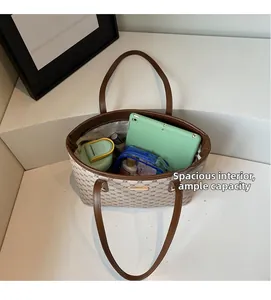 Vista dall'alto dell'interno spazioso della borsa tote con spazio per tablet e bottiglia