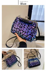 Detail der blauen Pailletten-Tasche mit geometrischem Muster und Metall-Clipverschluss