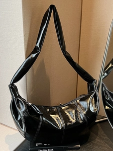 Women Hobo Shoulder Bag Large Capacity Crescent Crossbody Bag PU Leather Pleated Chic Minimalist Fashion Knot Strap Handbag