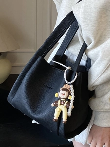 Borsa tote nera in pelle martellata con logo FASHION e ciondolo di perle moda