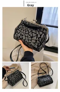 Detailansicht einer schwarzen Beuteltasche mit silbernen Pailletten und Metallverschluss