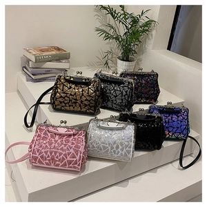 Makro-Detail geometrischer Pailletten-Clutches in Gold und Silber mit Metallverschluss