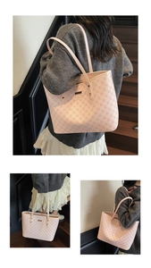 Dettaglio della borsa tote rosa con monogramma, placca logo e manici lunghi da donna