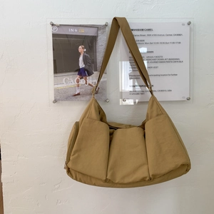 Detailansicht der großen Nylon-Tasche mit drei praktischen Vordertaschen