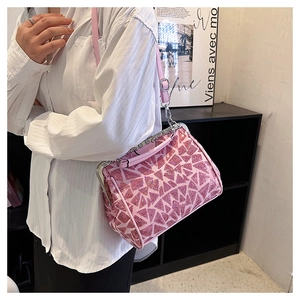 Detailaufnahme der rosa Strass-Umhängetasche mit Vintage-Verschluss und Glitzereffekt