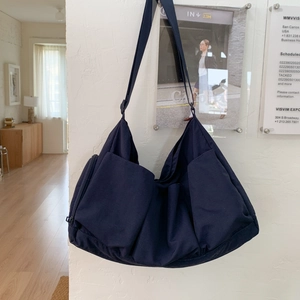 Detailansicht der dunkelblauen Canvas-Tragetasche mit funktionalem Mehrfachtaschen-Design