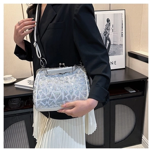 Nahaufnahme der eleganten silbernen Pailletten-Henkeltasche mit Vintage-Metallverschluss