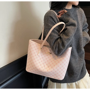 Dettaglio della borsa tote rosa con motivo geometrico rosso e fibbia dorata lucida
