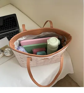 Innenansicht der großen beige Tragetasche mit viel Platz für Laptop und Alltagsgegenstände