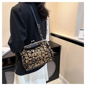 Details der Vintage-Umhängetasche mit gold-schwarzen Pailletten und edlem Metallverschluss