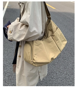 Detailansicht der khakifarbenen Kuriertasche mit vielen Taschen für Reise und Pendeln