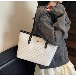 Dettaglio della borsa tote bianca con motivo a griglia geometrica e spalline in pelle
