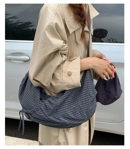 Détail du sac à bandoulière à carreaux bleu-gris avec cordon réglable et grande capacité