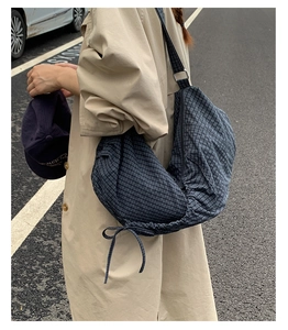 Détail du grand sac bandoulière croissant à carreaux bleu marine avec cordons