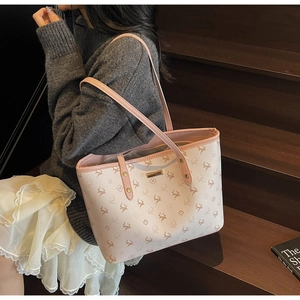 Detailansicht der cremefarbenen Tragetasche mit rosa Besatz und Hirschmuster
