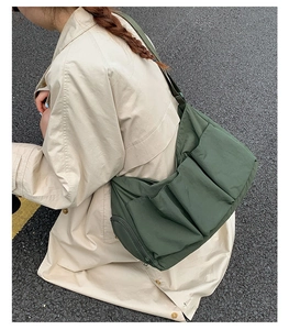 Outdoor-Ansicht einer dunkelgrünen großen Nylon-Tasche mit funktionalem Multi-Pocket-Design