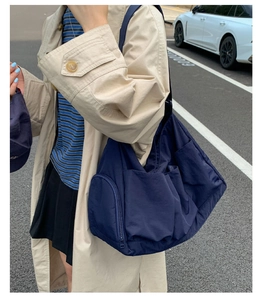 Detail der dunkelblauen großen Nylon-Tote mit Seitentasche und geräumigen Fächern