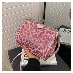Nahaufnahme der rosa Pailletten mit Metallverschluss und Strassdetails an der Tasche