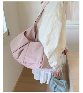 Detailansicht der großen rosa Canvas-Tasche mit Seitentasche und breitem Schultergurt