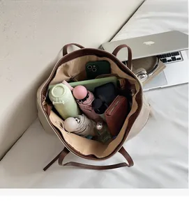 Vue détaillée de l'intérieur spacieux du sac fourre-tout en toile avec accessoires