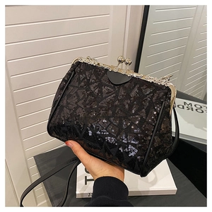 Detailansicht der schwarzen Pailletten-Abendtasche mit silbernem geprägtem Metallverschluss