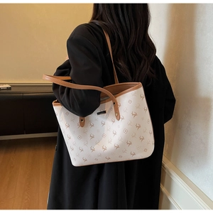 Detailansicht der großen Shopper-Tasche mit Hirschprint und Lederriemen an einem Modell