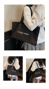 Vue en trois volets d'un grand cabas en toile noire avec texte blanc CKZSKE PARIS
