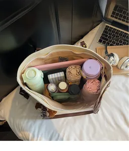 Vue de dessus de l'intérieur spacieux du sac cabas en PU blanc cassé à grande capacité