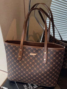 Borsa tote marrone classica con motivo geometrico e dettagli dorati per il pendolarismo