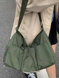 Große olivgrüne Nylon Umhängetasche für Damen mit mehreren Taschen im modernen Stil