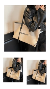 Détail du sac cabas en toile avec garniture en cuir noir et logo CKZSKE PARIS imprimé