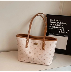 Detail der trendigen Shopper-Tasche mit Rentier-Druck und braunen Kunstledergriffen