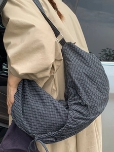 Grand sac bandoulière croissant à motif à carreaux bleu foncé et sangle réglable