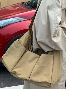 Khaki Nylon Umhängetasche mit großem Fassungsvermögen und praktischem Mehrfachtaschen-Design