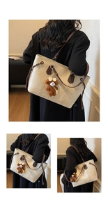Détail du grand sac cabas en PU crème avec anses marron et charm ours en peluche