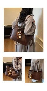 Détail du grand sac cabas en cuir PU marron foncé avec un joli pendentif ours en peluche