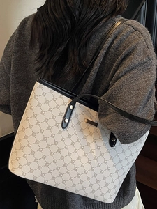 Elegante borsa tote crema con motivo monogramma e manici in pelle nera