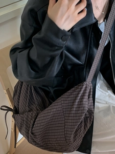 Sac à bandoulière minimaliste marron à carreaux pour femme avec détails de cordon