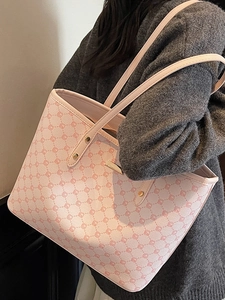 Borsa tote rosa con motivo floreale vintage e dettagli dorati indossata in vista laterale