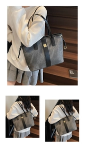 Détail du sac cabas gris texturé avec garniture noire et ferrures dorées en escalier