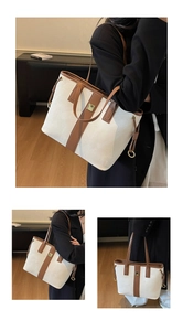 Détail du sac cabas en cuir crème et marron avec une boucle magnétique dorée élégante