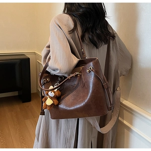 Détail du grand sac cabas en simili cuir marron foncé avec texture vintage et ours peluche