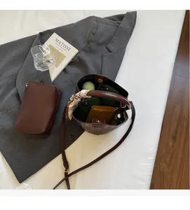 Intérieur spacieux du sac seau marron foncé avec pochette assortie et foulard en soie