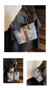Vue détaillée du grand sac cabas avec texture marbre bleu et détails en cuir marron