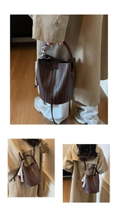 Vue détaillée du sac seau tressé marron foncé avec foulard en soie et étiquette en cuir