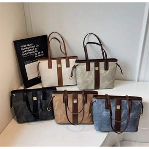 Détails des sacs cabas en cinq couleurs avec rayures verticales et boucles métalliques