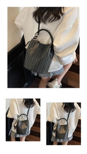 Détail du sac seau tressé noir avec poignée en foulard imprimé et bandoulière amovible