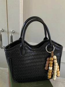 Sac à Bandoulière en Cuir PU Tissé pour Femmes Avec Pendentif en Perles de Bois Sac à Main Élégant pour la Mode Quotidienne
