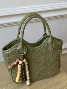 Sac à main tissé vert avocat avec motif litchi et pendentif à pampilles en bois